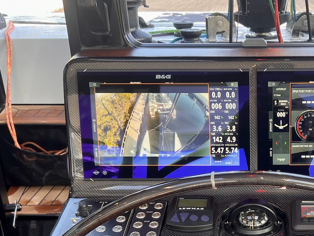 Beeld van de camera in de mast geprojecteerd op de B&G plotter.