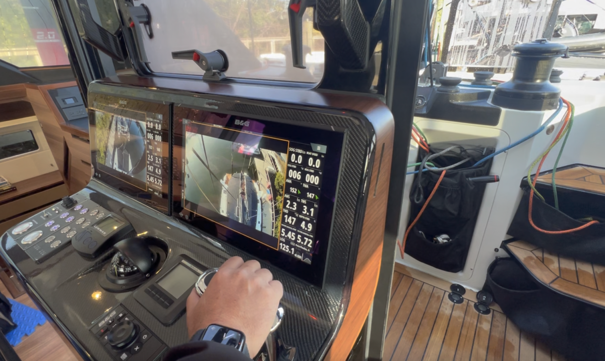 Camerabeeld op de plotters van een HH52, met de hand op twee gashendels