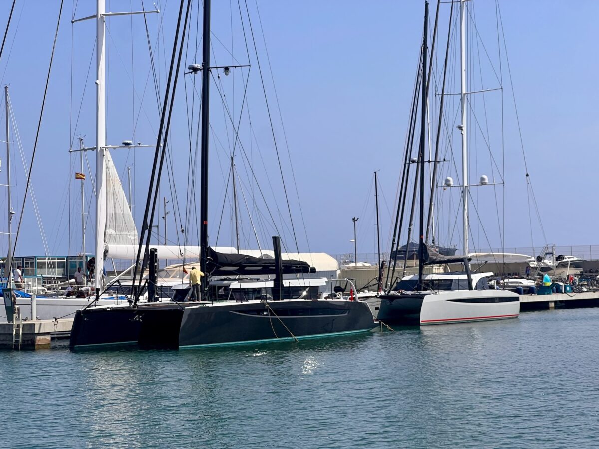 Een HH44 en een HH60 aangemeerd aan de steiger in Badalona