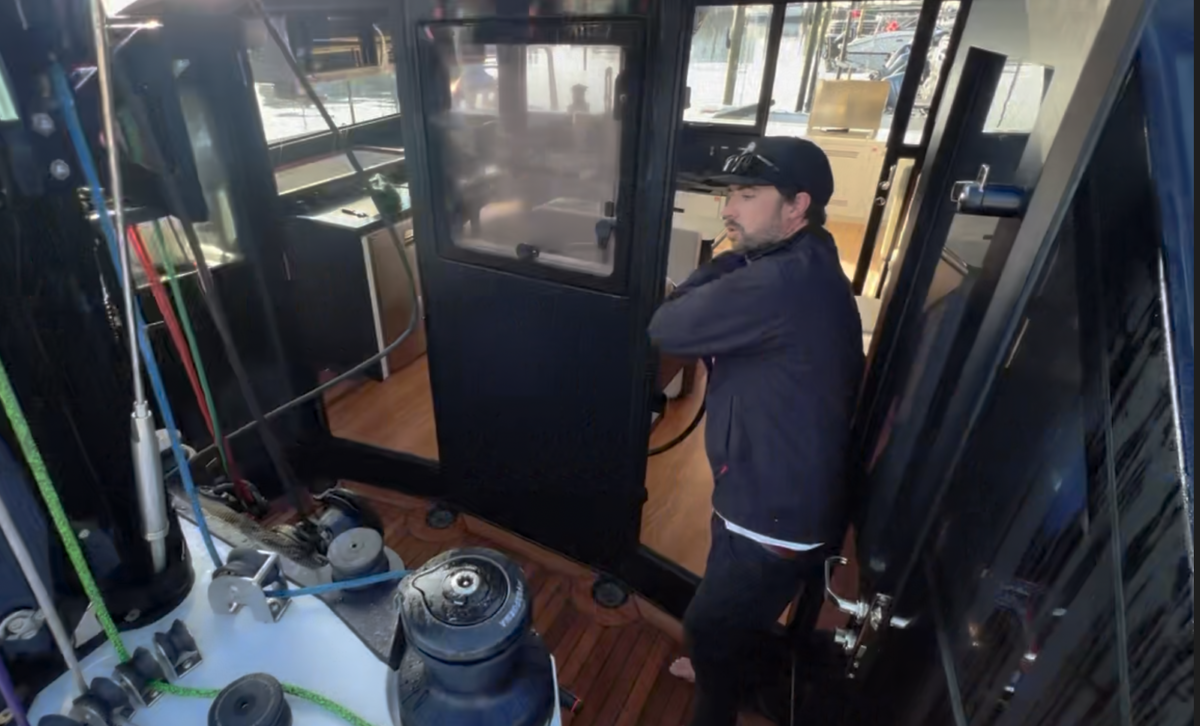 Chris toont de voorste cockpit van een HH52