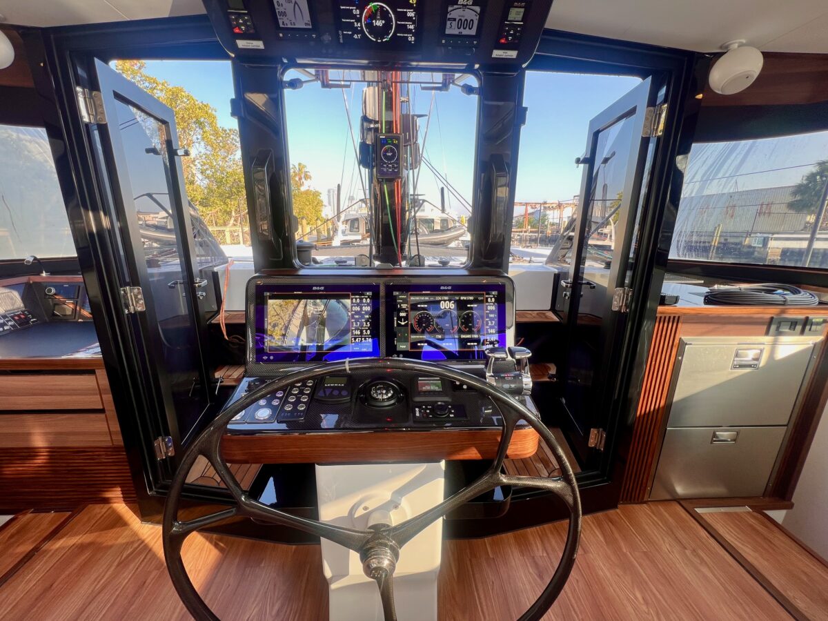 Stuurstand HH52 met carbon stuurwiel en zicht op de voorste cockpit